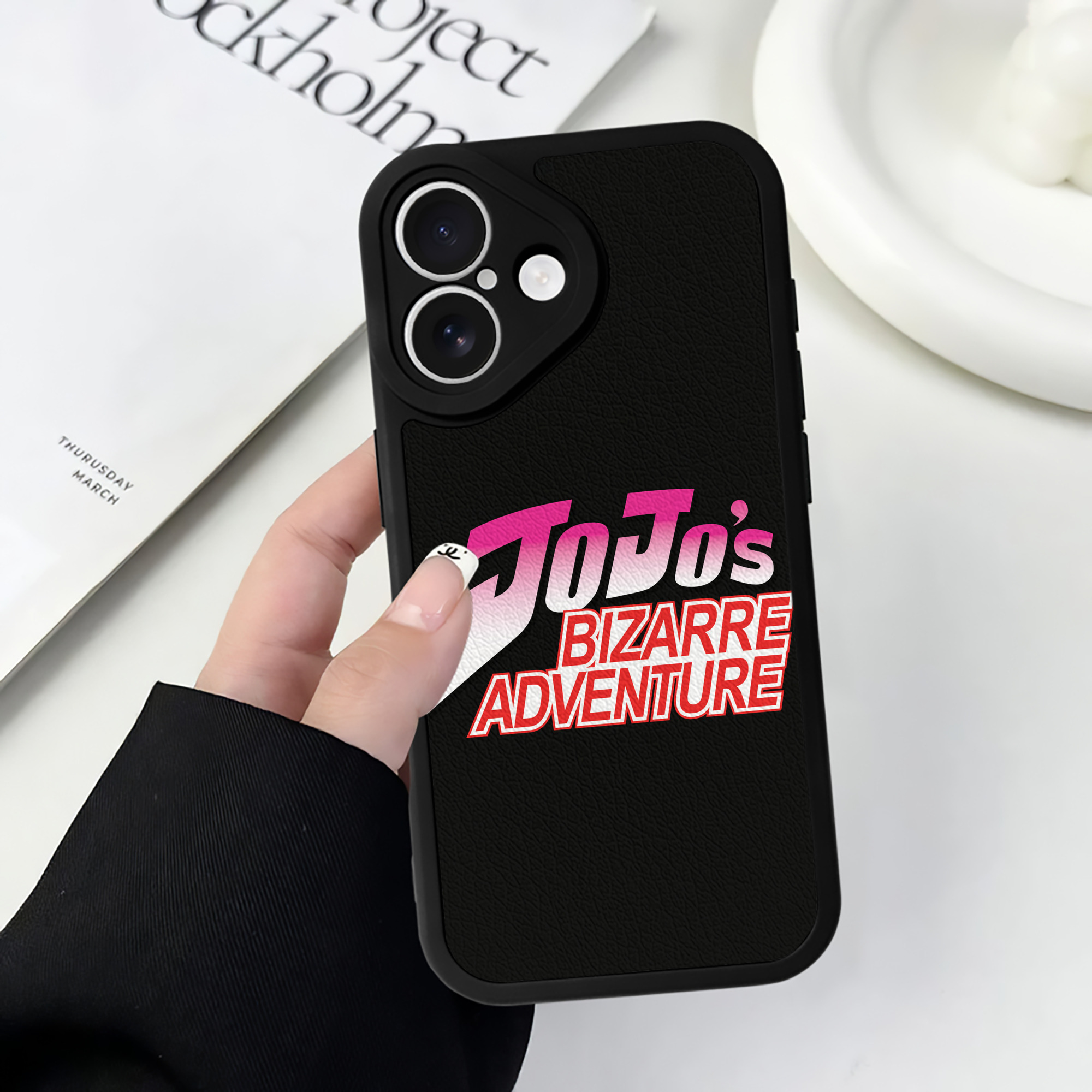 （画像用） ジョジョの奇妙な冒険 JoJo's Bizarre Adventure 【iPhone 16シリーズ対応】シリコンスマホケース（レザー調） 材質：シリコン